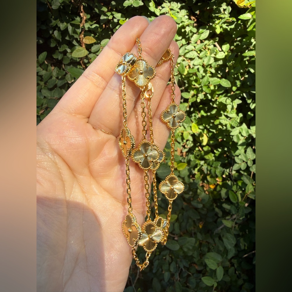 Cloverleaf necklace Gold Floral Necklace - Picture 4 of 7